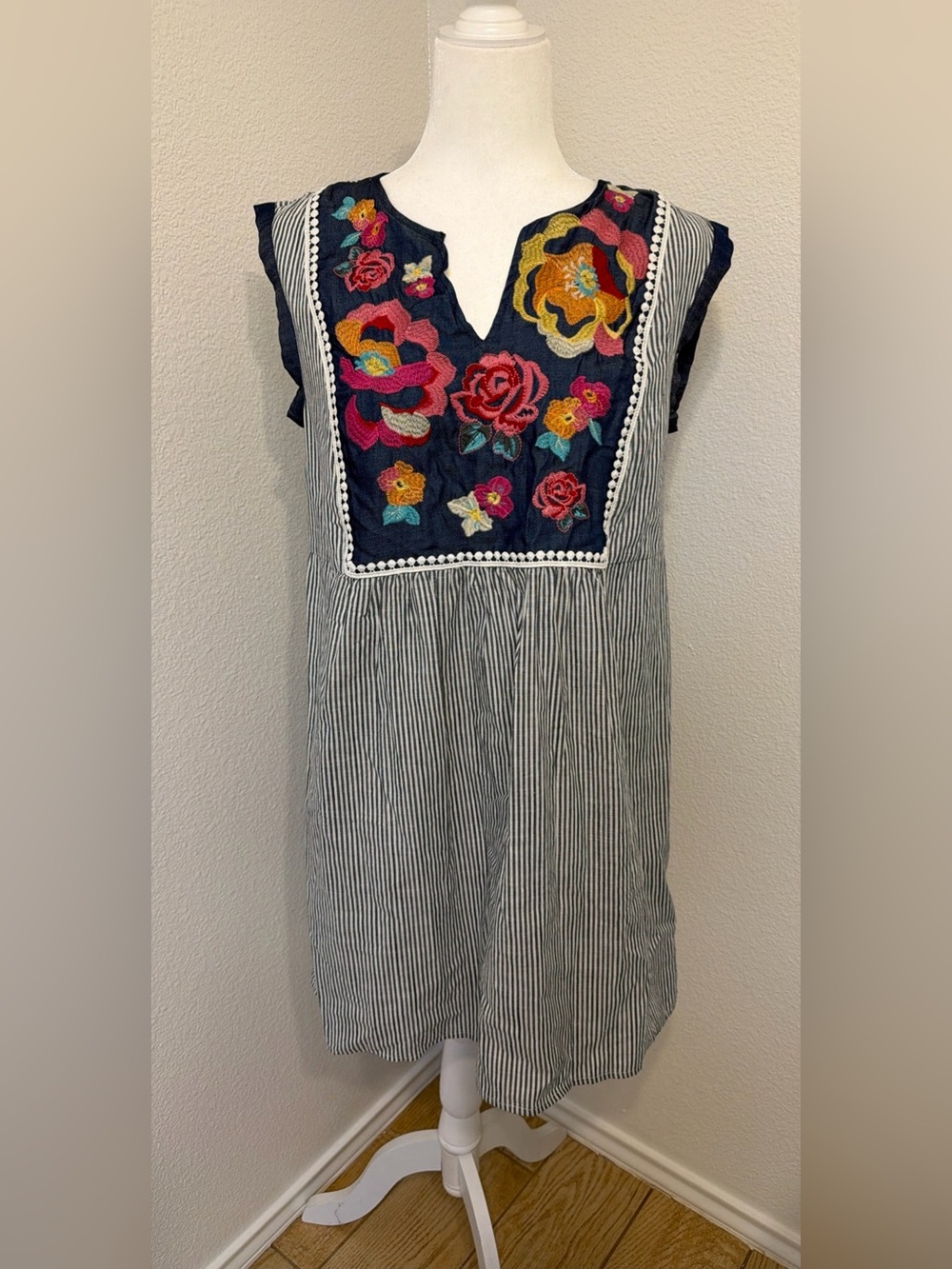 Savanna Jane Dress Size Small Blue White Striped Floral Embroidered Shift Boho